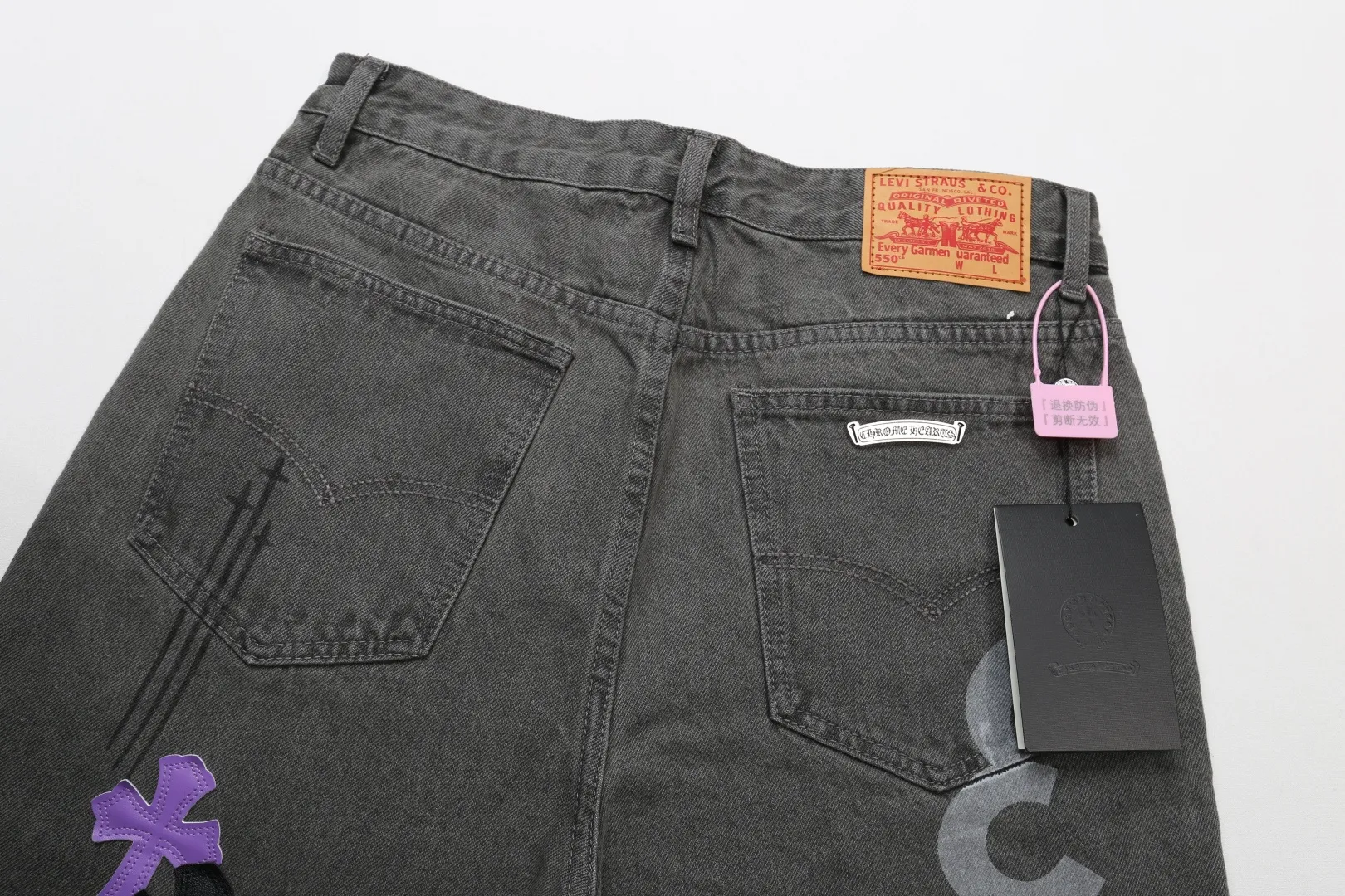 P250 [High-End] Chrome Hearts | 25TX CH Chrome Hearts Cross Gray and Purple Spray Painted Graffiti and Leather Limited Jeans - Chrome Hearts' most popular pants are made of beaded canvas fabric. Heavy washing makes the upper body of the fabric more textured and the pants are tall and straight! The three-dimensional cutting of the whole trousers is a masterpiece! The hardware is customized by zp. The beaded canvas fabric is thick and soft after being washed. It has good breathability. Customized small leather label. Unique design. The details are simple and elegant, and the workmanship is exquisite. The whole trousers are neatly routed and the details are in place! It’s so cool that both men and women can easily control the genderless trend!  Color: Gray Size: 30 32 34 36 Corresponding sizes m-xxl available in stock. Detailed sizes can be found in Figure 9